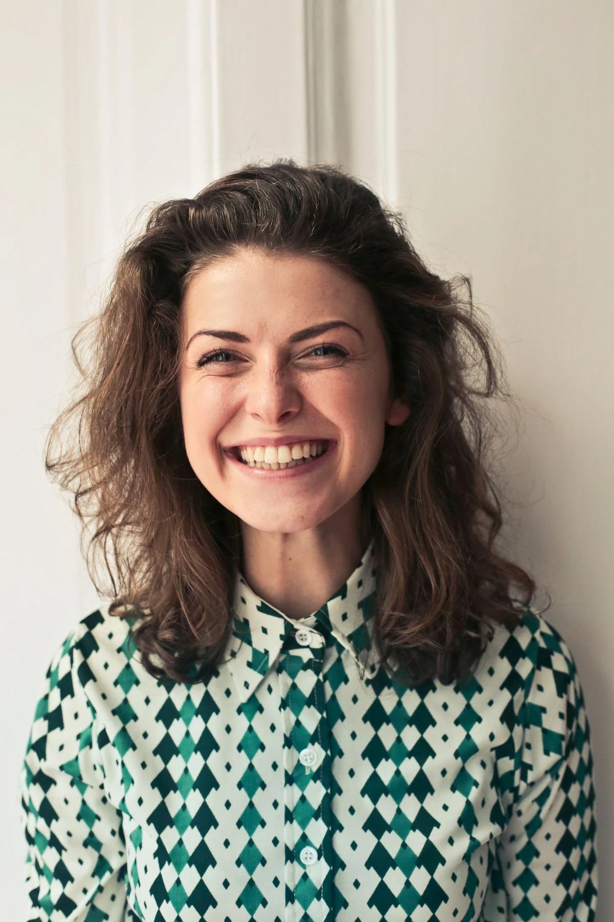 Una mujer comparte una sonrisa natural.